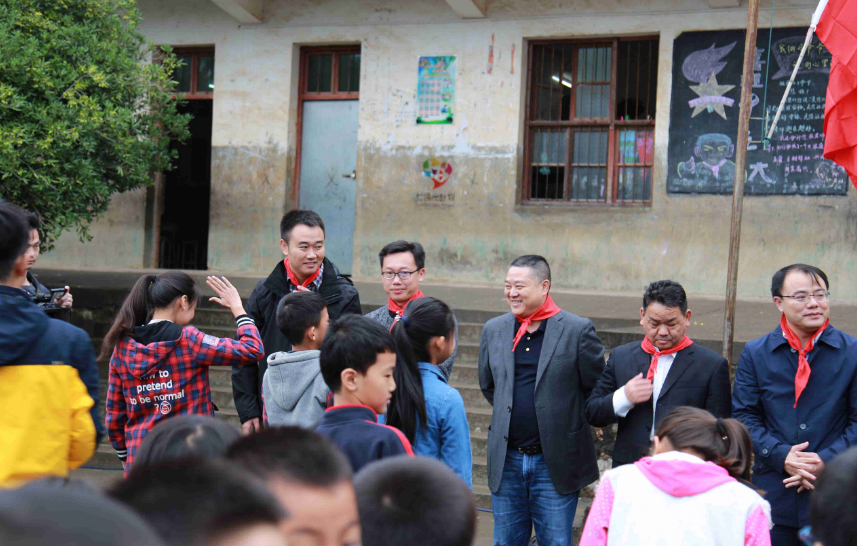 The Changjiang Electric Party Committee went into Zhulin Primary School to donate aid materials